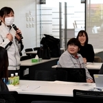 交流会の成果として各自が実践した行動を発表する３社の女性社員ら＝神戸市西区高塚台４、シスメックステクノパークイーストサイト