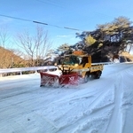 雪の芦有ドライブウェイ。電話対応の合間をぬって除雪作業を進める（２０２５年、筆者撮影）