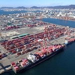 ４月以降に国際基幹航路が増える神戸港＝２０２４年１２月