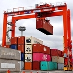 神戸港でのコンテナ荷役＝２０２５年４月、神戸市中央区港島９