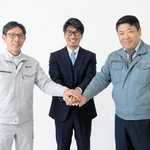 アスミホールディングスの谷岡哲広社長（中央）とカーサ・プランニングの森原誠社長（右）ら（アスミホールディングス提供）