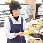 生鮮部門の新たな制服。レジに立っても違和感がなくなった＝神戸市東灘区岡本１、コープ岡本