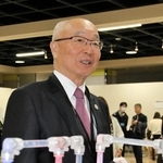 「ひょうご科学塾」の会場を訪れたみなと銀行の服部博明特別顧問＝神戸市中央区港島中町７、バンドー神戸青少年科学館