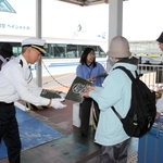 乗客に記念のエコバックが配られた＝神戸空港海上アクセスターミナル