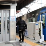 エレベーターやホームドアの整備が終わった阪神電気鉄道住吉駅のホーム＝神戸市東灘区住吉宮町５