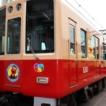 キャラクターのステッカーを付けた先頭車両＝尼崎市北城内、阪神電気鉄道尼崎車庫