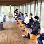 禅体験施設の「禅坊靖寧」で、専用の椅子に座って瞑想体験するファムトリップの参加者ら＝淡路市楠本