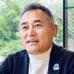 取材に応じるパソナツーリズムの松村卓司社長＝淡路市野島常盤、グローバルハブスクエア