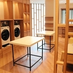 洗濯乾燥機やソファーなどを置いた神戸ベイシェラトンホテル＆タワーズのランドリーラウンジ＝神戸市東灘区向洋町中２