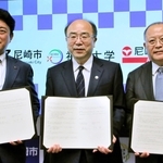 包括連携協定を結んだ（左から）松本真尼崎市長、藤沢正人神戸大学長、作田誠司尼崎信用金庫理事長＝同市役所