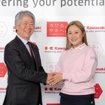 スポンサー契約を交わした鳥居さくら選手（右）と握手を交わす川崎重工業の橋本康彦社長（同社提供）