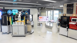 ユーハイムが本社の１階に開設したＡＩオーブン「テオ」のショールーム＝神戸市中央区港島中町７