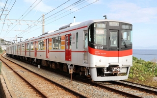 従来車両から消費電力を半減させた山陽電鉄の６０００系車両（山陽電気鉄道提供）