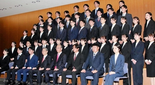 シスメックスの入社式で、松井石根社長（最前列右から４人目）や家次恒会長（同５人目）と写真に納まる新入社員＝神戸市西区高塚台４、同社テクノパーク