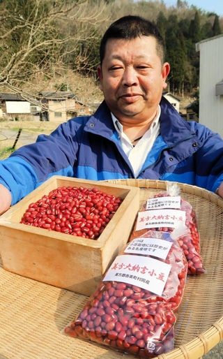 高温少雨下でマルチを使った栽培に手応えを得ている美方大納言小豆の生産者の中村秀行さん＝兵庫県香美町村岡区大糠