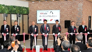 「ＡＲＫａｄｅ（アーケード）」の開業を祝う関係者＝尼崎市神田中通２