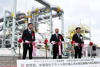 川崎重工業が実証実験を始めた水素圧縮機。運転開始を記念した式典が開かれた＝３月、兵庫県播磨町新島、同社播磨工場