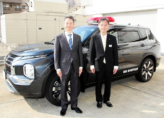 播州信用金庫からの寄付金で兵庫県が購入した災害派遣車と同信金の和田高広理事長（左）＝姫路市南駅前町、同信金本店