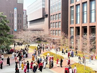 卒業式当日の武庫川女子大学キャンパス。服装が自由化され、さまざまな装いの学生が見られた＝西宮市池開町（筆者撮影）