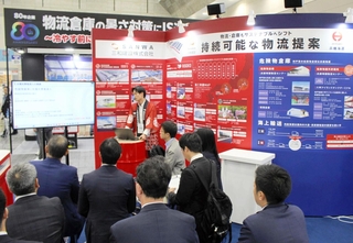 関西物流展に出展した兵機海運などのブース＝大阪市住之江区