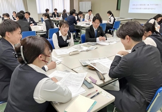 新聞を題材にした研修を受ける神戸信用金庫の新入職員＝神戸市中央区浪花町、同信金本店