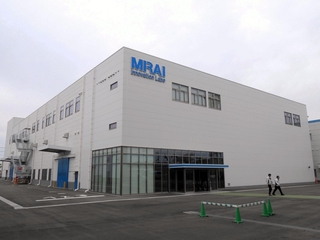 オークラ輸送機が本社敷地内に整備した研究開発拠点「ＭＩＲＡＩイノベーションラボ」＝加古川市野口町古大内