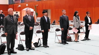 有機農業アカデミーの入学式に臨む１期生の６人＝加西市別府町、兵庫県立農林水産技術総合センター