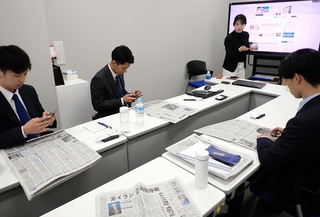 神戸新聞ＮＥＸＴを使った新聞活用方法を学ぶ和田興産の新入社員＝神戸市中央区栄町通、同本社