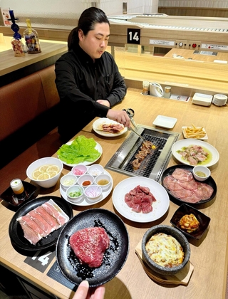 「プレミアムカルビ神戸西店」の客席＝神戸市西区枝吉４