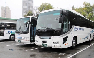 みなと観光バスが運行する貸し切りバス。路線バスと合わせて約７０台を保有する＝神戸市東灘区向洋町東１、同社本社