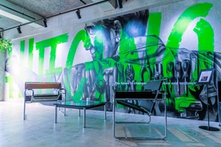 本社３階の「ＯＶＥＲ　ＡＬＬｓ」による壁画