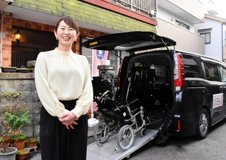 介護タクシーで外出支援サービスをする看護師の亀村あゆみさん＝神戸市長田区日吉町４