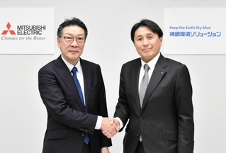 戦略提携契約を結んだ三菱電機の増田直人上席執行役員（左）と神鋼環境ソリューションの奥村英樹社長（提供）