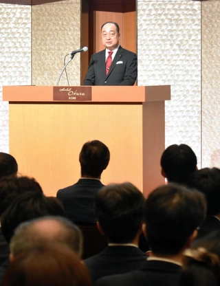 約４００人の従業員らの前であいさつする植野富夫社長＝神戸市中央区波止場町