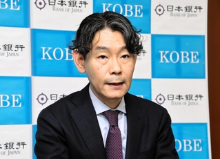 兵庫県内の金融経済概況について話す日銀神戸支店の別所昌樹支店長＝神戸市中央区京町