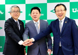 ファンド「しんきんの翼第２号」の投資を受け、手を合わせるＫＡＪＩＷＡＲＡの梶原敏樹社長（中央）と、姫路信用金庫の三宅智章理事長（右）ら＝同信金本店