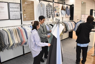 爽やかな色合いの素材が並んだ桑村繊維のブース＝東京都港区