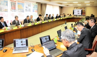 兵庫県内のローカル線の利用促進策について話し合った協議会＝１６日午後、神戸市中央区下山手通５、兵庫県庁