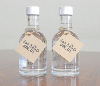 白鶴酒造が発売する新クラフトジン「Ｌａｂ．ＳｅｅＤ（ラボシード）ＧＩＮ＿０１」＝神戸市中央区港島中町６