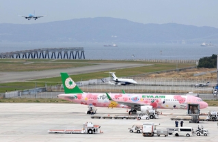 国際線の駐機場に止まる台湾・台北行きのエバー航空機。左上は韓国・ソウル発の大韓航空機＝１７日午前、神戸市中央区、神戸空港（撮影・吉田敦史）