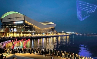 「トッテイ」開業１周年のイルミネーションイベント。約３週間で２３万人を超える来場者でにぎわった＝４月１１日、神戸市中央区新港町