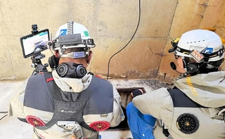 ドローンを使った下水道管の点検作業（旭テクノロジー提供）