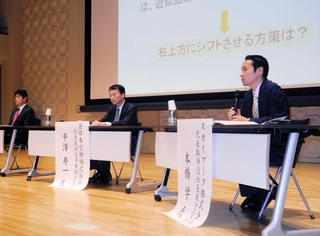 航空３社首脳が登壇し、関西圏における航空需要の新たな創出をテーマに話し合ったシンポジウム＝２０２４年１０月２５日、西宮市上ケ原一番町