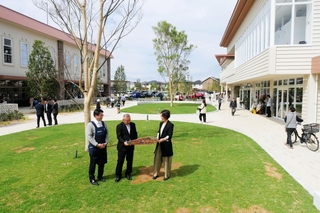 マルハチが開業したショッピングモール「オットテラス南芦屋浜」＝芦屋市海洋町