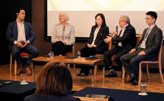 米国市場の専門家らが上場するメリットなどを説明したセミナー＝神戸市中央区