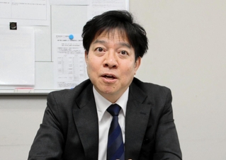 兵庫県内経済情勢を発表する神戸財務事務所の村上浩三所長＝神戸市中央区港島中町６