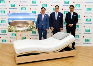 センサーベッドと（右から）ミネベアミツミの貝沼由久会長、パソナグループの若本博隆会長、ニトリの似鳥昭雄会長