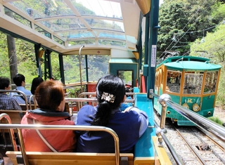車両のリニューアルなどを経て再開した六甲ケーブル＝神戸市灘区