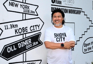 飲食チェーンの店舗設計を手がけるオルデザインの大西良典社長。事務所の外壁は人目を引く矢印のデザイン＝芦屋市茶屋之町