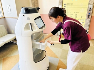 西神戸医療センターに導入された川崎重工業の搬送ロボット「フォーロ」（同社提供）